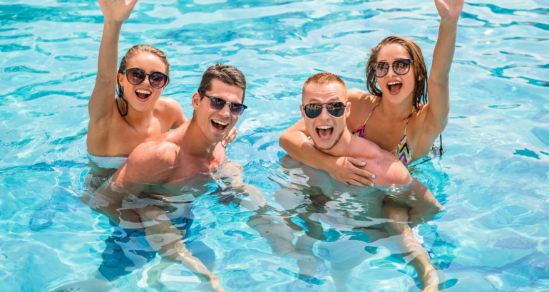 Vidéos et photos amusantes de fêtes à la piscine