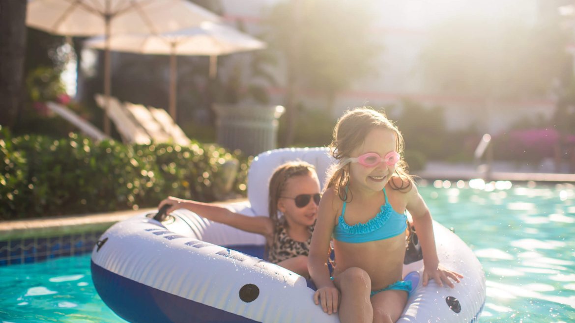 Comment encourager les enfants à entrer dans la piscine