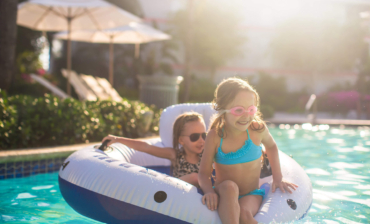 Comment encourager les enfants à entrer dans la piscine