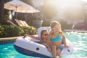 Comment encourager les enfants à entrer dans la piscine
